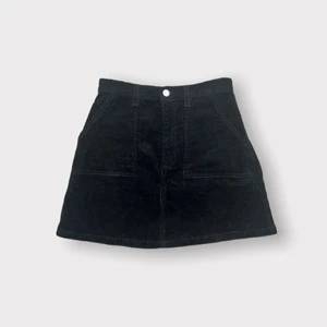 Manchesterkjol mini - Supersöt minikjol i manchestertyg från Monki! Medel/högmidjad, har knapp och dragkedja och fickor framtill. Toppenskick! ✌🏼 Storlek 36 men passar även 34.