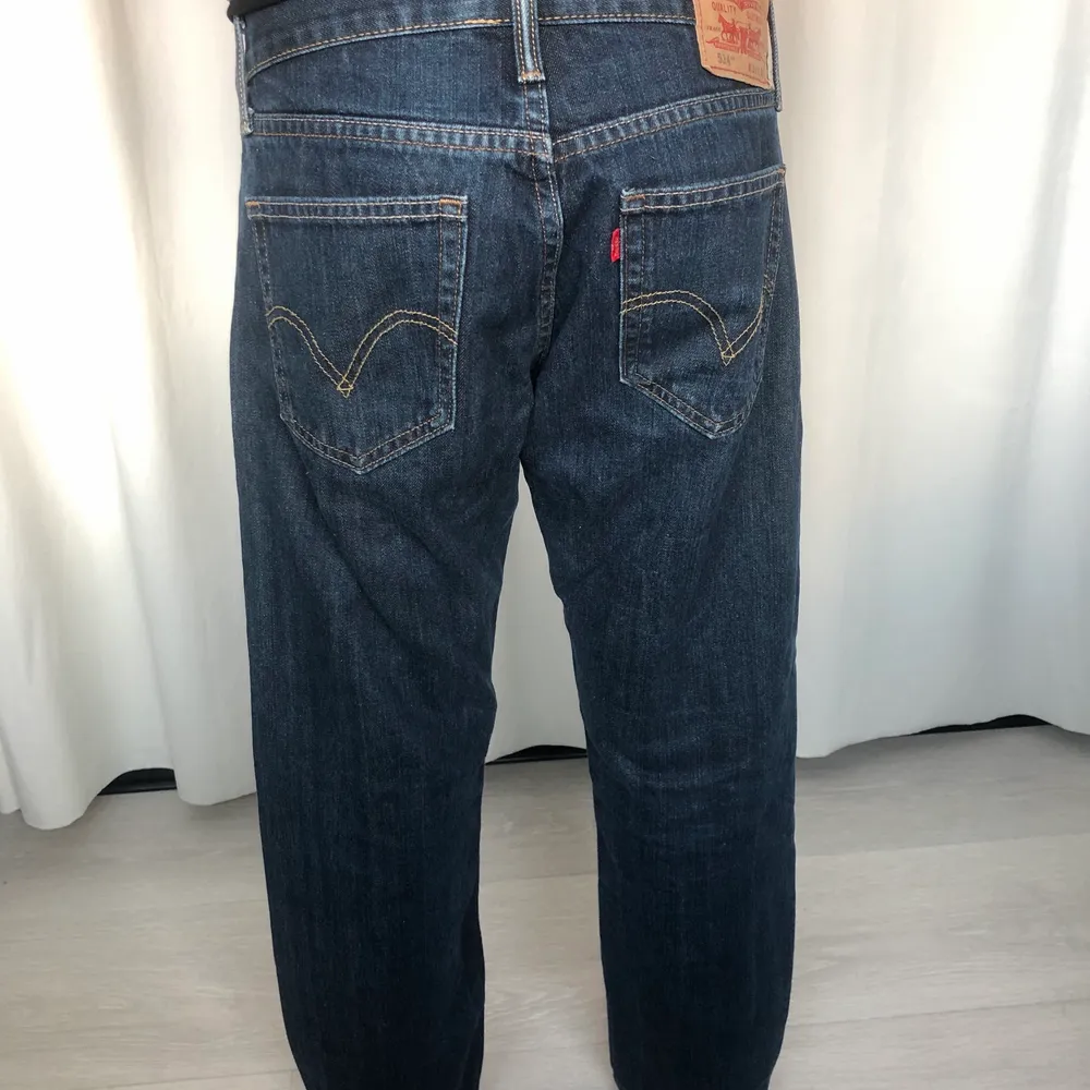 Skitsnygga äkta Levi’s jeans! Dessa är i modell 514 och är köpta secondhand. De är i ett väldigt bra sick. Jeansen är low waisted och sitter baggy. Modellen på bilden är 155cm. Kontakta mig vid frågor<3 . Jeans & Byxor.