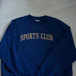 Mjukis set - Mjukis set där byxor och tröja ingår. Trycket är Sports Club men märket är Cubus. Skicket är som nytt på tröjan då den aldrig använts, medan byxorna har använts och är lite lite slitna pga av det, men inget som märks av. 🥰💕 Tröjan är S och byxorna är XS.