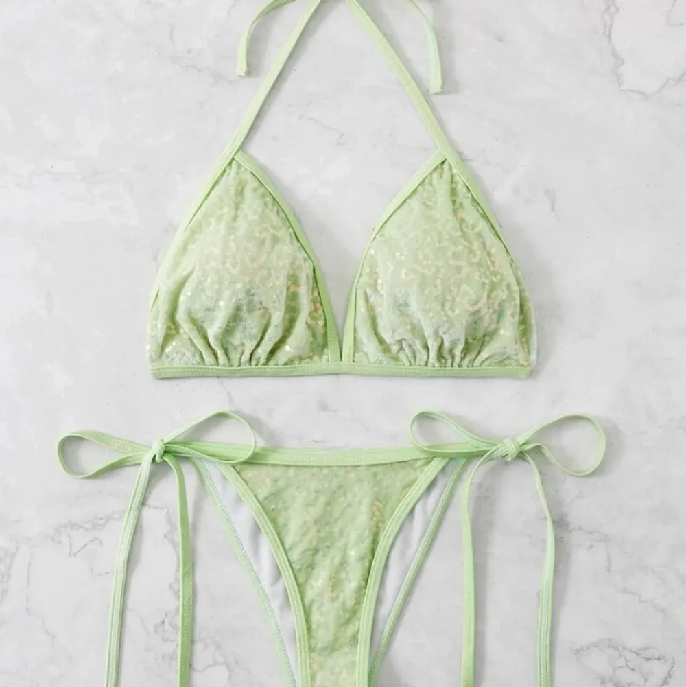 Glittrig bikini i mint grön, skit fin när man är brun. Endast provad! . Övrigt.