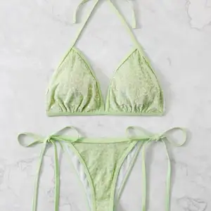 Glittrig bikini i mint grön, skit fin när man är brun. Endast provad! 