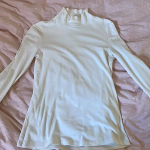Vit Turtleneck  - En vit turtleneck från & Other stories. Väldigt fint material som inte är genomskinligt. Storlek 38. Säljer på grund av att jag inte använder den tillräckligt mycket. 