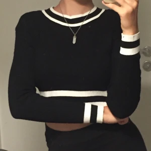 Svart topp - Snygg svart långärmad topp från H&M med vita detaljer. Den är bra att styla med nästan allt🧚🏽‍♀️
