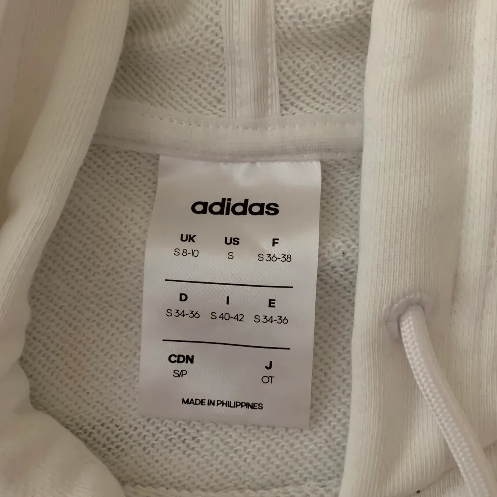 Unik addidas hoodie med snygga detaljer i storlek S🤍 Den har aldrig kommit till användning och är använd 4-5 gånger. Köpt på addidas hemsida för några årsedan, betalade 599 för den, säljer billigt för 149💞kan diskutera priset. Hoodies.