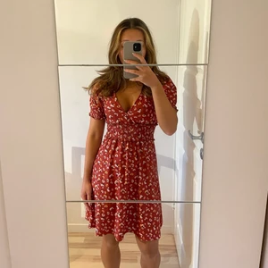 Sommarklänning - Rödbrun blommig sommarklänning i storlek xs är dock mycket stretchig och skulle därför även kunna passa s. Använd ca två gånger