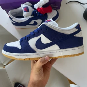 Nike sb dunk ” los angeles dodgers”  - Helt nya Nike sb dunk i storlek 43 Modellen heter los angeles dodgers  