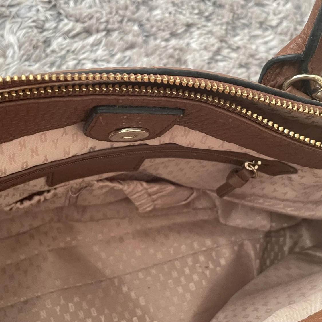 Brun dkny väska  - 91