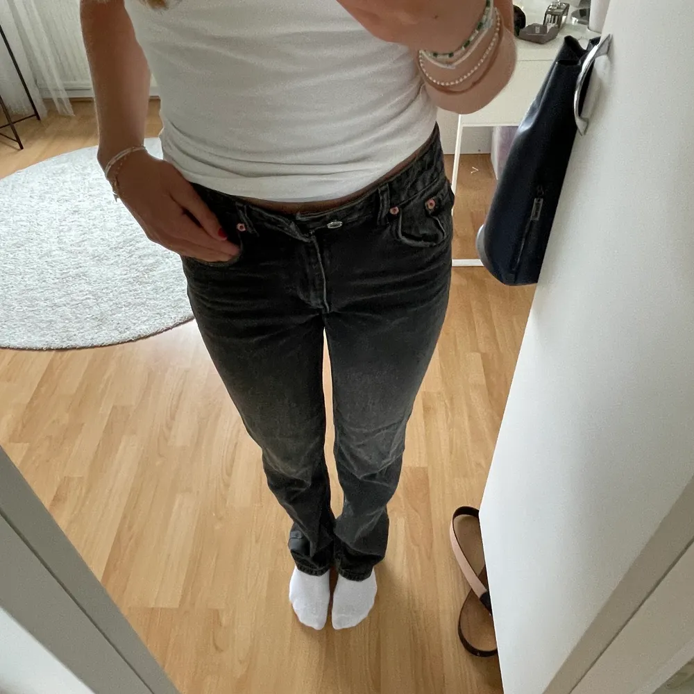 Jätte fina gråa midrise jeans från Zara! Storlek 34, säljer då dom är lite små på mig, är ca 170 och dom är långa på mig💞betalning via swish och köparen står för frakten. Buda gärna!. Jeans & Byxor.
