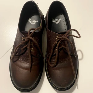 Dr. Martens - Mörkbruna Dr. Martens i behandlat läder. Bra skick men finns vissa små skavmärken. :)