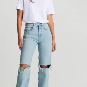  Gina tricot Ljusblåa jeans  - Dem här Jeansen är från Gina tricot. Är sparsamt använda köpte dem för 600kr. Fraktingår i priset.💓