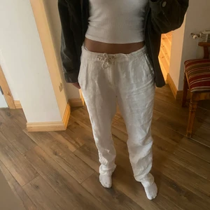 Linnebyxor från zara - Jättesnygga linnebyxor från zara. Dom sitter som lågmidjade för mig men man kan även dra åt så de blir midwaist. Jag brukar vanligtvis ha 34 dock sitter dom ganska löst. Köpte i somras fö 500 o dom är slutsålda på hemsidan💓 budgivning vid större intresse!