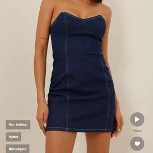 Denim klänning - Jeansklänning från nakd. Använd en gång. Strl 34 men mer som en 36. Ordinariepris: 649kr. Köpare står för frakt 😄