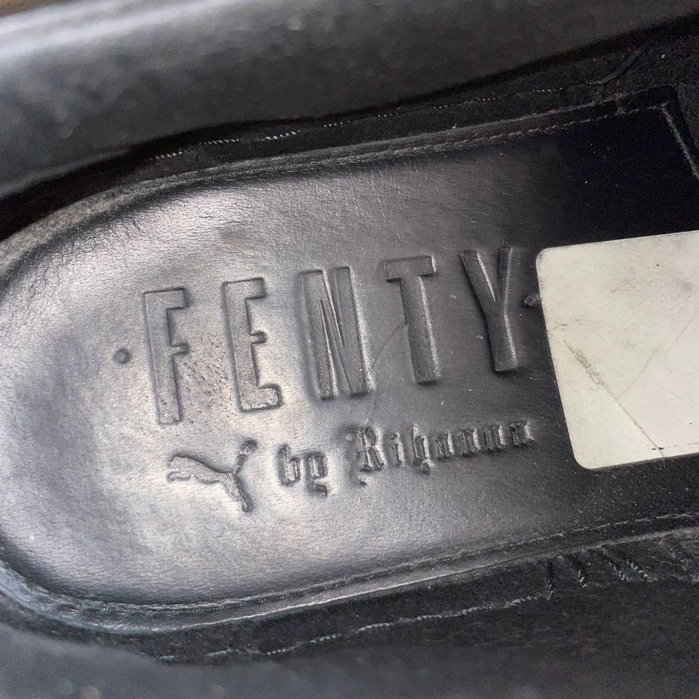 Sneakers från Puma x Fenty i läder, lack och gummi. Spetsiga. Fint skick. Lite creasade framme vid tån. Pris kan diskuteras. Skor.