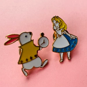 Alice i underlandet pins 💙 - 60kr styck eller båda för 100kr (och fri frakt) 💙