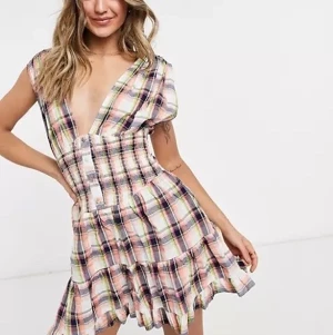 Sommarklänning - Aldrig använd! Supersöt rutig miniklänning med smockad midja, från ASOS design💕