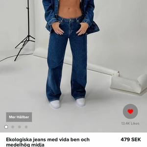 Jeans - Säljer dessa (SLUTSÅLDA) jeans i nyskick med prislapp kvar då dom inte passar mig och retursedeln är borta! Nypriset är 479kr exklusive frakt men säljer för 400kr exklusive frakt😊