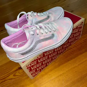 Säljer mina superfina nya vans då dem va för små för mig. Endast provade! 