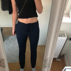 Marinblå Kostymbyxor - Säljer nu dessa jättefina marinblå/mörkblå kostymbyxor!😍 Vet inte var de är ifrån eller vilken storlek det är men de passar mig som har storlek 34 i byxor. Fint skick och inga tecken på skador🥰 Säljer för 100kr+ frakt!🤩🫶