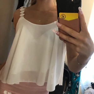 Vit topp - Söt vit topp som jag fått av min syster och vet därför inte vart den är köpt. Lite för stor för mig och säljer därför. köparen står för frakten💕  