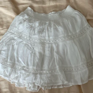 Vit kjol - Lägger ut igen pga oseriös köpare. Säljer den här superfina kjolen från pull & bear i storlek S. Den ser lite längre ut på modellen men är 39 cm. Aldrig använd och därav i nyskick! 🤍