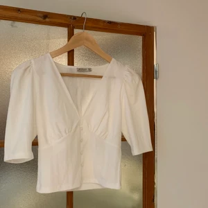 stradivarus vit topp - somrig vit topp från stradivarius ! ”puffiga” armar och urringat, säljer pga flytt