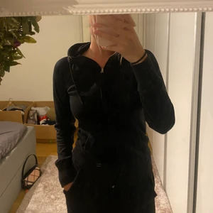 Svart zip-tröja  - Användt skick