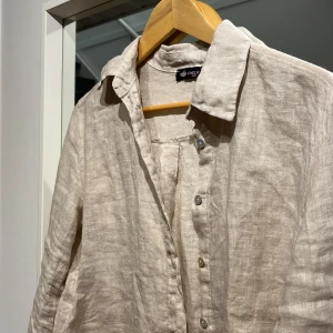 Linneskjorta   - Helt ny linneskjorta från  Chelsea. Aldrig använd, stl XS. Nyskick. Säljer pga storleken var för stor för mig. 