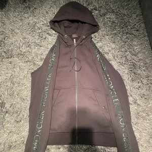 Moncler zip hoodie - Moncler zip hoodie  Cond 9,5/10 Size L sitter som M 