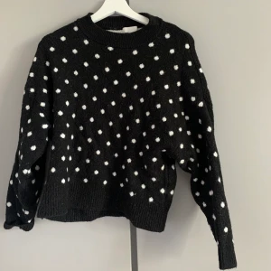 Prickig stickad tjöja  - Storlek 36