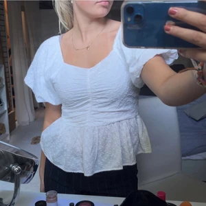 Vit Topp/blus - Söt blus/topp med volanger och puffärmar🤩 Säljer då den inte kommer till användning
