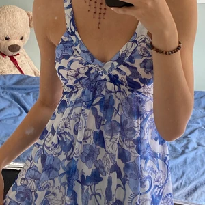 Klänning - Jättefin klänning men den är lite för liten upptill! Brukar vika ner den o ha som kjol de funkar hur bra som helst💓 köpare står för frakt