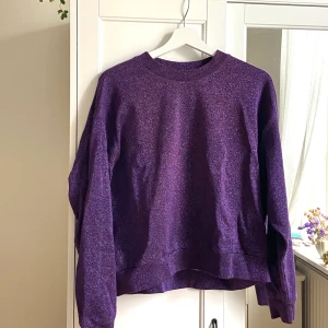 Lila Tröja - Lila, glittrig, tunn tröja. I bra skick. Jag är 158cm för referens. 