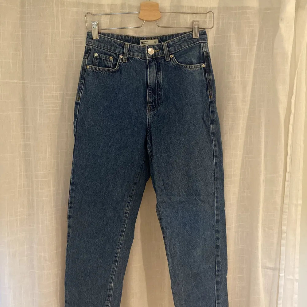 Snygga jeans från ginatricot, skicka om ni vill ha fler bilder. Knappt använda då de nt är min stil. Jeans & Byxor.