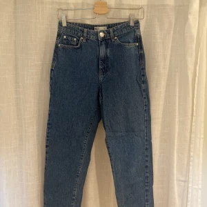 Jeans - Snygga jeans från ginatricot, skicka om ni vill ha fler bilder. Knappt använda då de nt är min stil