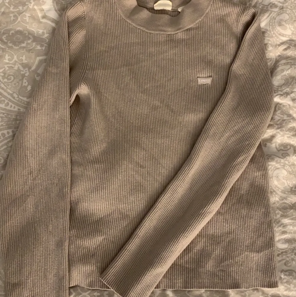 säljer denna fina beiga Levis tröja i storlek XS (passar som S då den är väldigt stretchig) säljer den för 250 + frakt💞. Tröjor & Koftor.