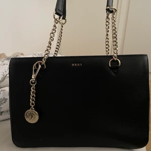 Dkny handväska - En fin dkny väska med toppen skick. Haft den i över ett 1år.  