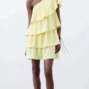 Gul zara klänning S - Superfin klänning som är helt oanvänd endast provad. Köparen står för frakten. 💓