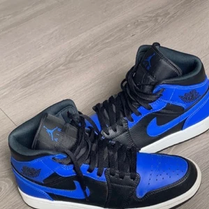 Jordan 1 mid hyper royal  - Säljer dessa Jordan 1 mid hyper royal skor, nyskick. Storlek 42,5. Köp direkt för 500 + frakt eller buda. Kan mötas upp i Linköping. 