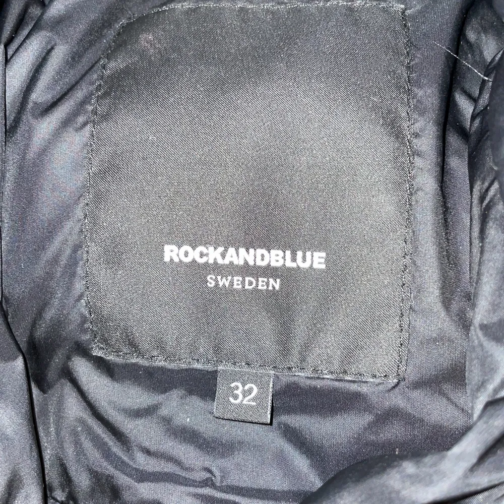 Säljer denna Rock and blue jacka för det inte är min stil längre. Jätte varm och skön på vintern. Köptes för 2 999kr och säljer för 1,200kr. Inga skador. Använd några gånger. Äkta päls! Bra skick  köparen står för frakten . Övrigt.