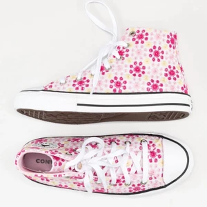 Converse  - Säljer ett par converse i strl 37,5 då de är lite stora för mig. Nyskick och unika! Köpare står för frakt💗💗