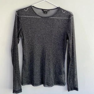 Glittrig meshtopp - monki  - (Tryck inte ”köp nu” skriv istället till oss) Svart glittrig meshtopp i nyskick, använd ett fåtal gånger. Passar perfekt till fest. Frakten står du för själv💕 