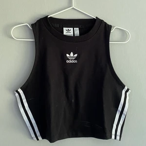 Linne - adidas  - (Tryck inte ”köp nu” skriv istället till oss) Svart Adidaslinne. Knappt använd. Frakten står du för själv💕