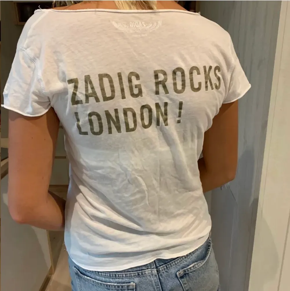 Söker denna t shirten från Zadig, hör gärna av dig om du kan tänka dig att sälja en💞💞LÅNADE BILDER. T-shirts.