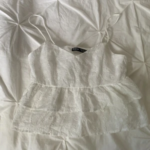 XS - Säljer den topp från shein💘Aldrig advent och är i mycket bra skick💋 Klicka inte på ”köp nu” utan om du är intresserad skriv till mig så diskuterar vi pris eller så startar jag budgivning💘