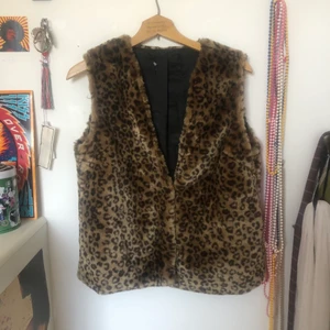 Fluffig leopard väst - Fluffig leopard väst, gjord av en gammal kofta. Sömmarna är inte de vackraste, och den har sina brister men i okej skick!