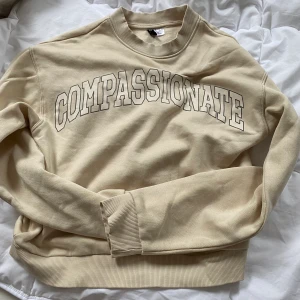 Hoodie beige - Denna tröjan köpte jag för nån månad sen men den har inte riktigt passat därför lägger jag ut den här den är i väldigt bra skick o jag har använt en gång. Storlek xs/160 kommer från h&m men var på sista chansen eller något