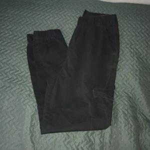 Cargopants - Svarta cargopants med ficka och resår både ner till och upptill! Super sköna! Fint skick dessutom! För fler bilder eller frågor kontaktas mig privat!🥰