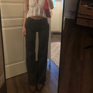 Lågmidjade kostymbyxor  - Säljer mina lågmidjade kostymbyxor fast i svart. Endast testade ❤️‍🔥