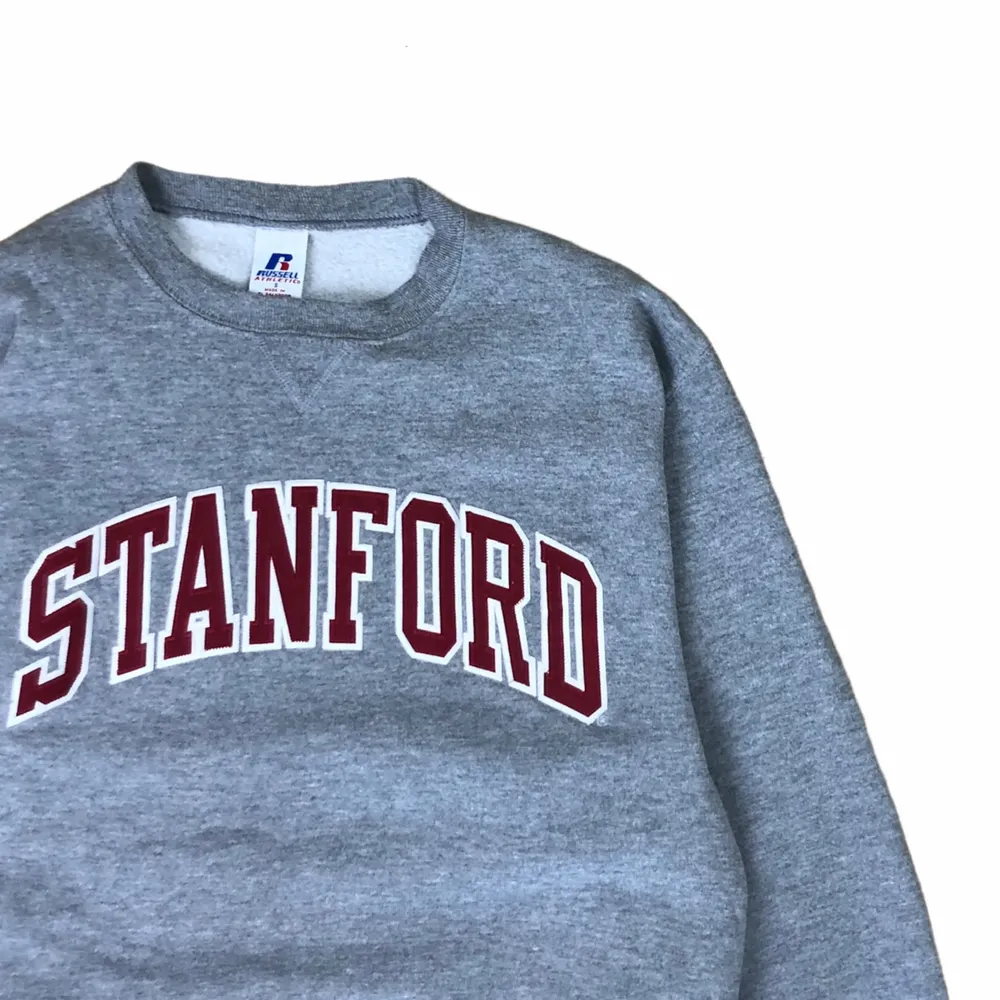 Vintage College Sweatshirt från Stanford gjord på en Russel Athletics Blank. Tröjan är i topp skick och har en boxy passform. Storlek Small men passar äve Medium.. Tröjor & Koftor.