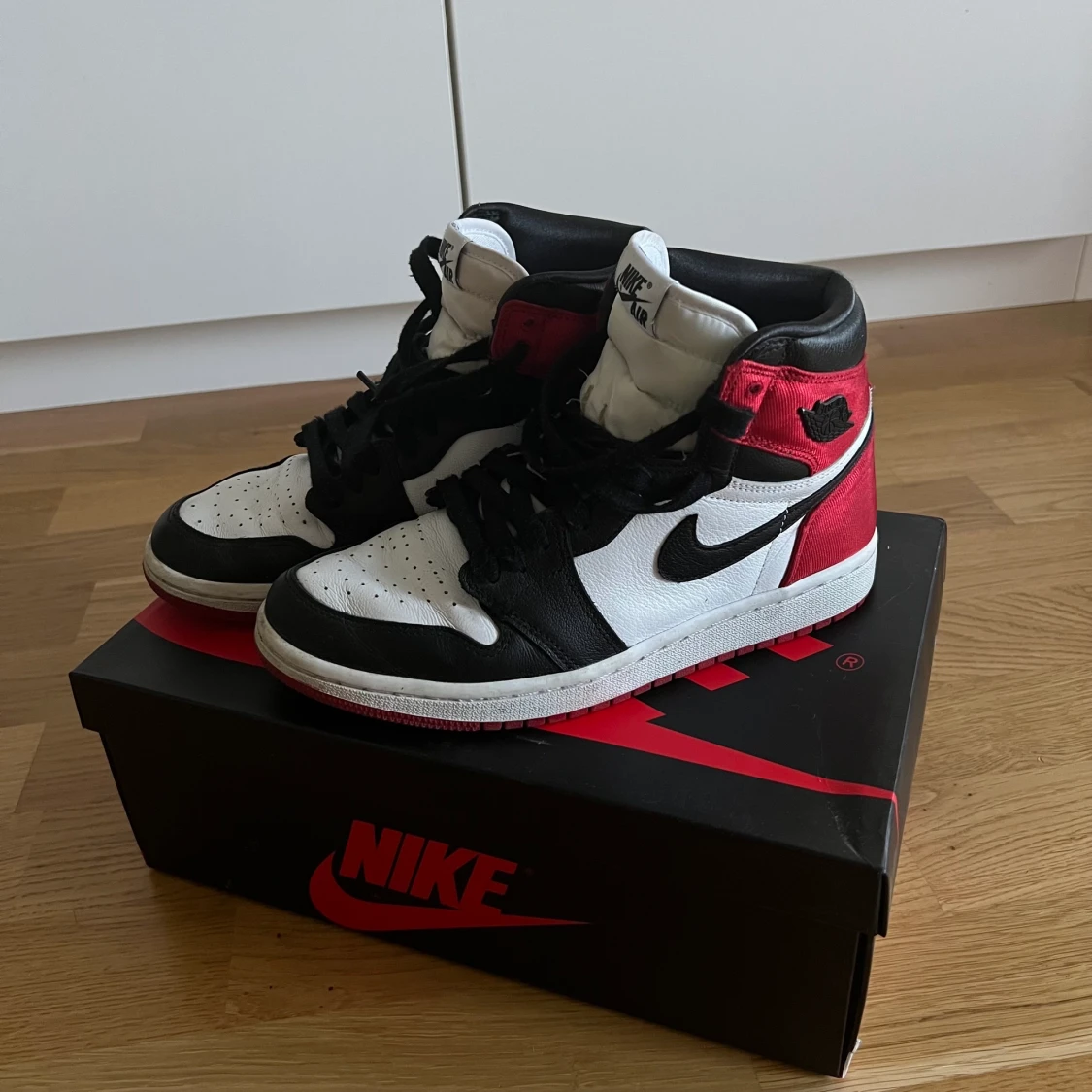 Air Jordan 1 Retro High Satin Black Toe 38